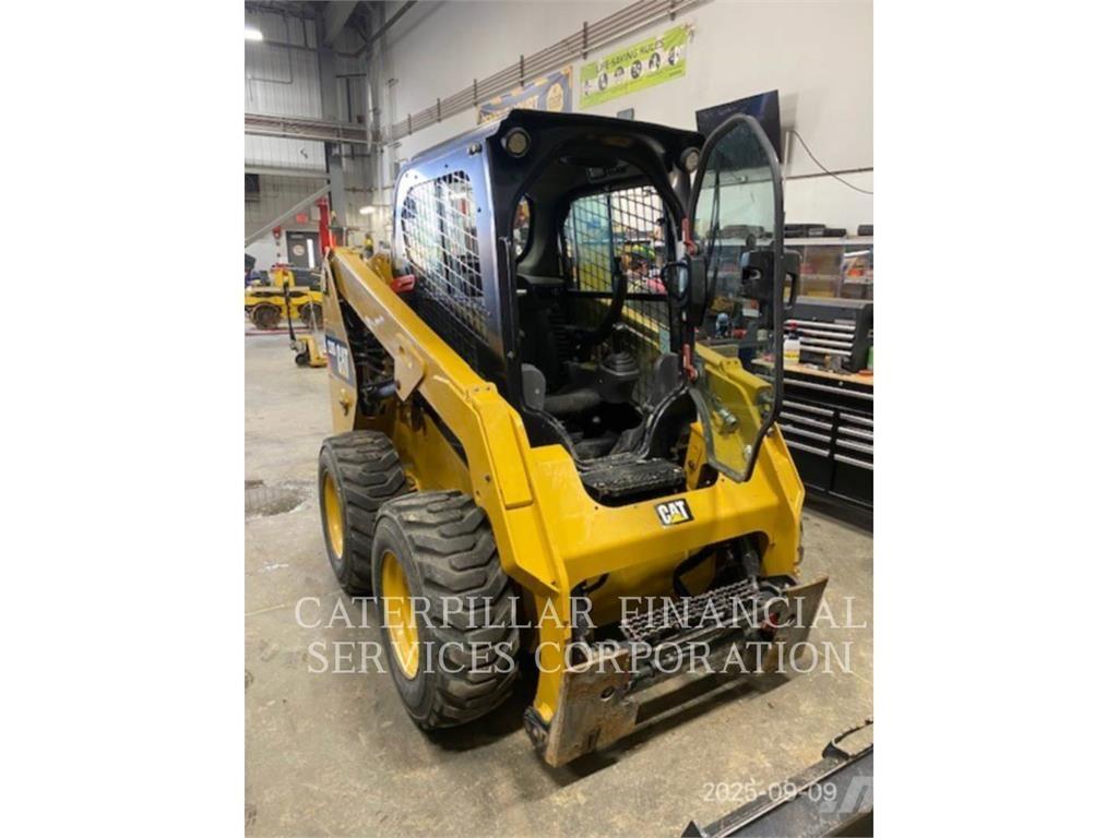 CAT 236D لوادر انزلاقية التوجيه