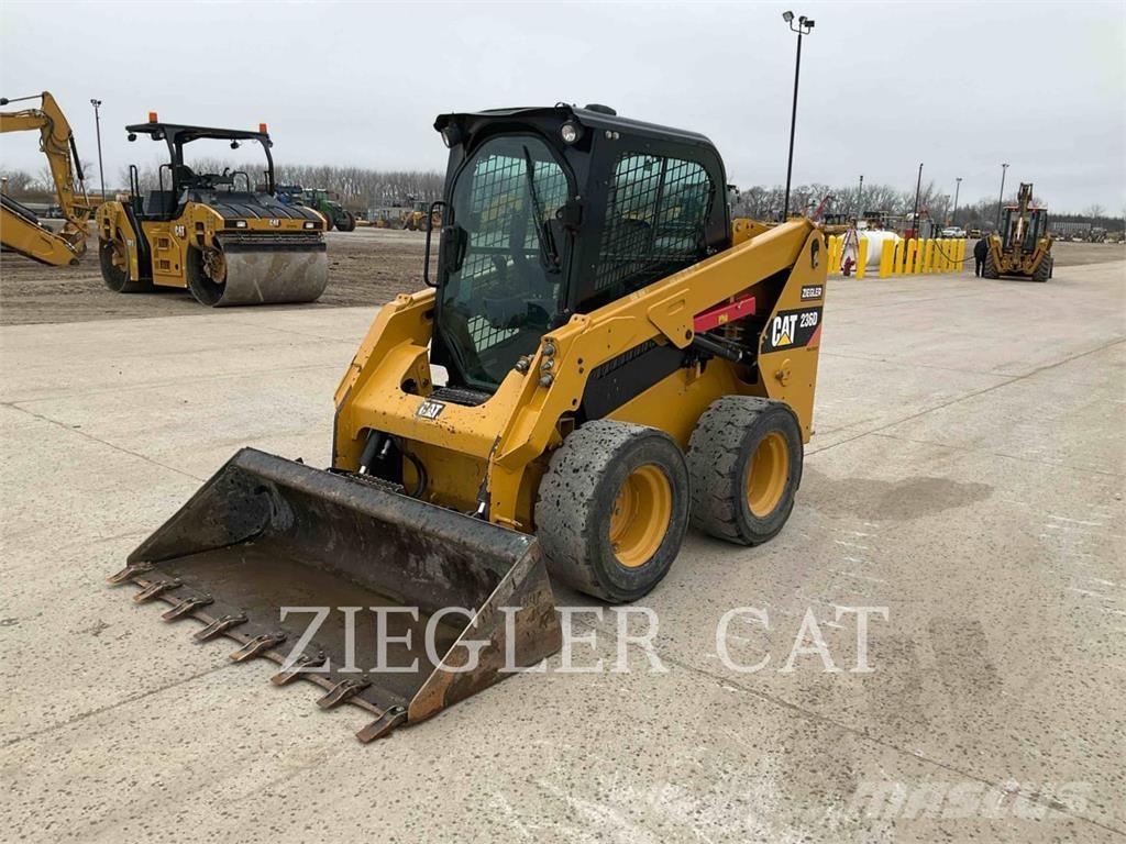 CAT 236D لوادر انزلاقية التوجيه