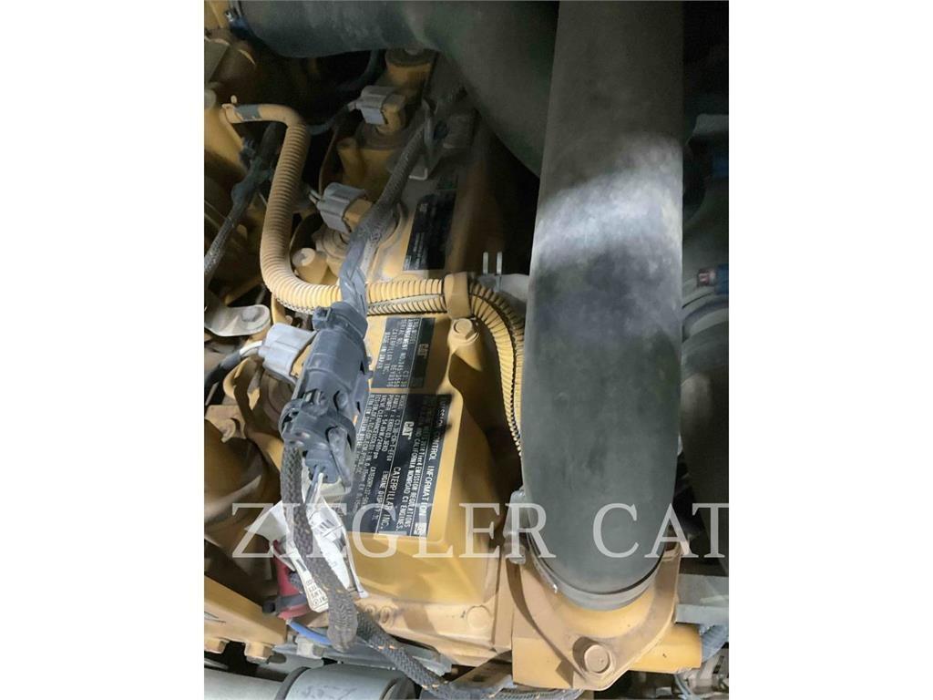 CAT 236D لوادر انزلاقية التوجيه
