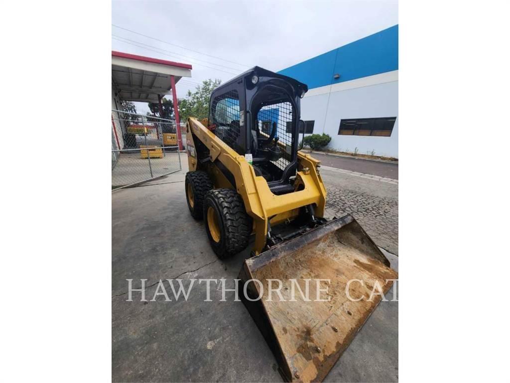 CAT 236D لوادر انزلاقية التوجيه