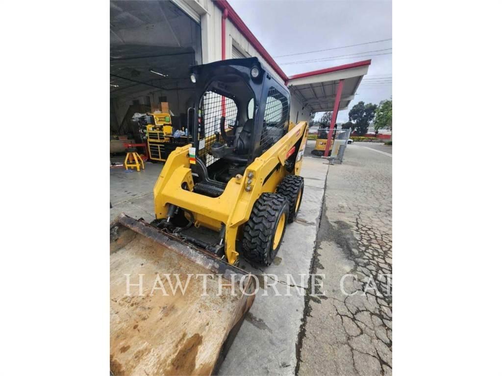 CAT 236D لوادر انزلاقية التوجيه
