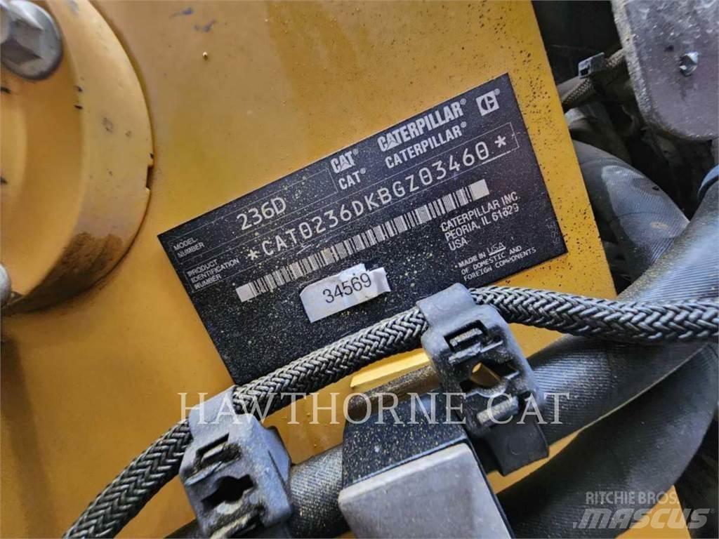 CAT 236D لوادر انزلاقية التوجيه