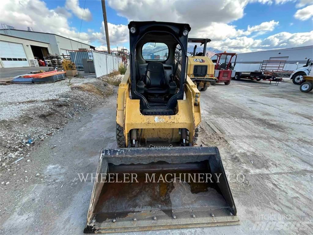CAT 236D C1-H2 لوادر انزلاقية التوجيه