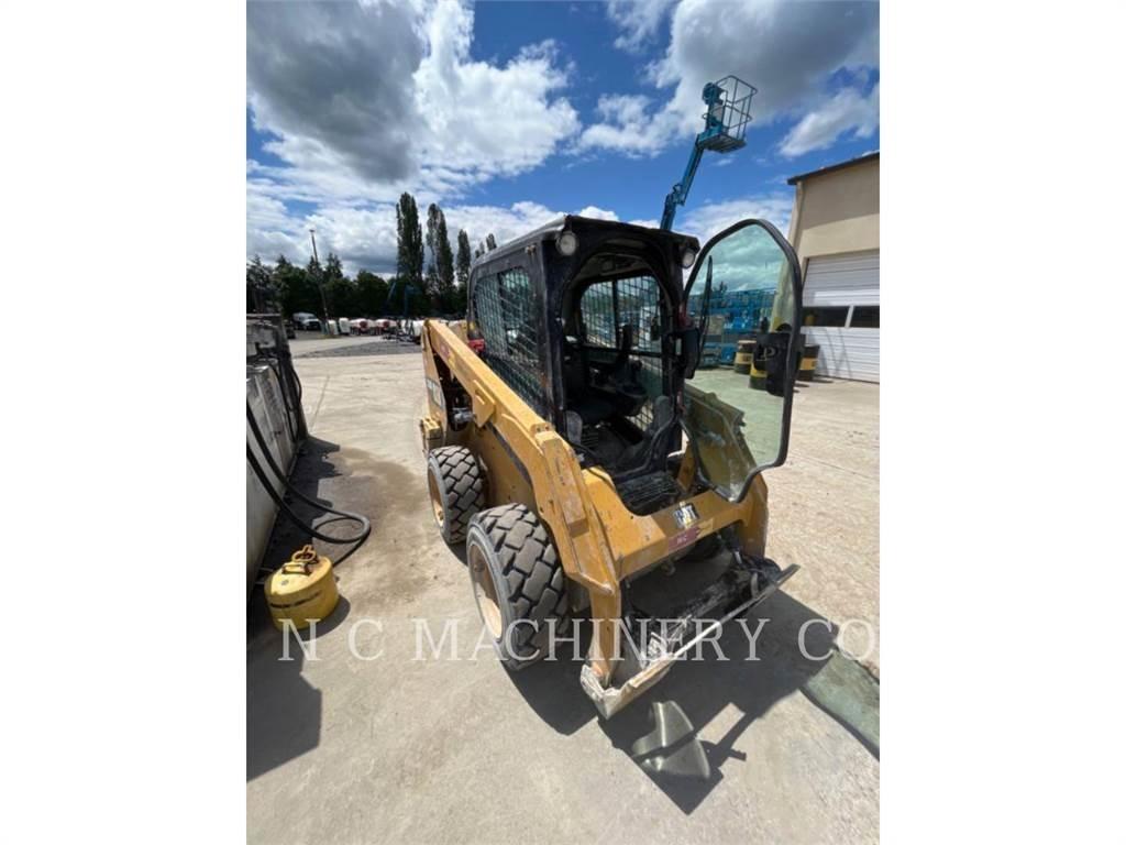 CAT 236D H2CB لوادر انزلاقية التوجيه