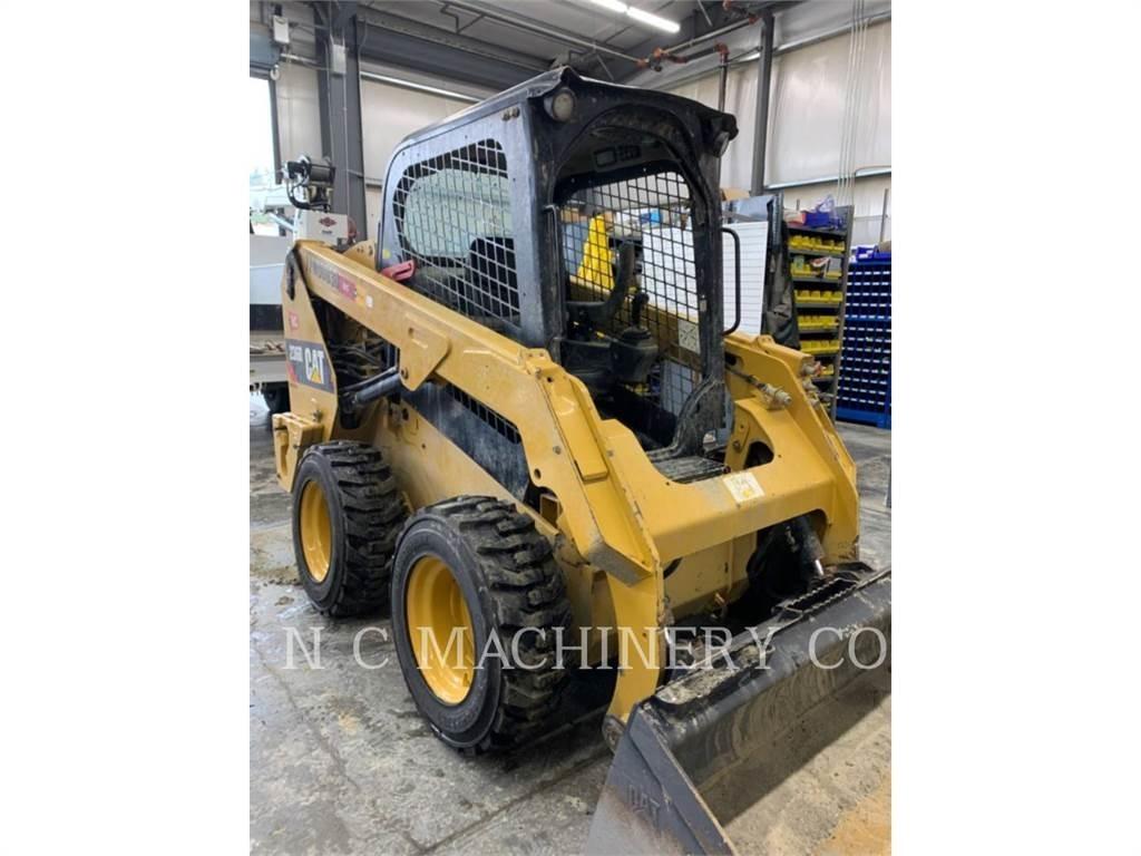 CAT 236D H2CN لوادر انزلاقية التوجيه