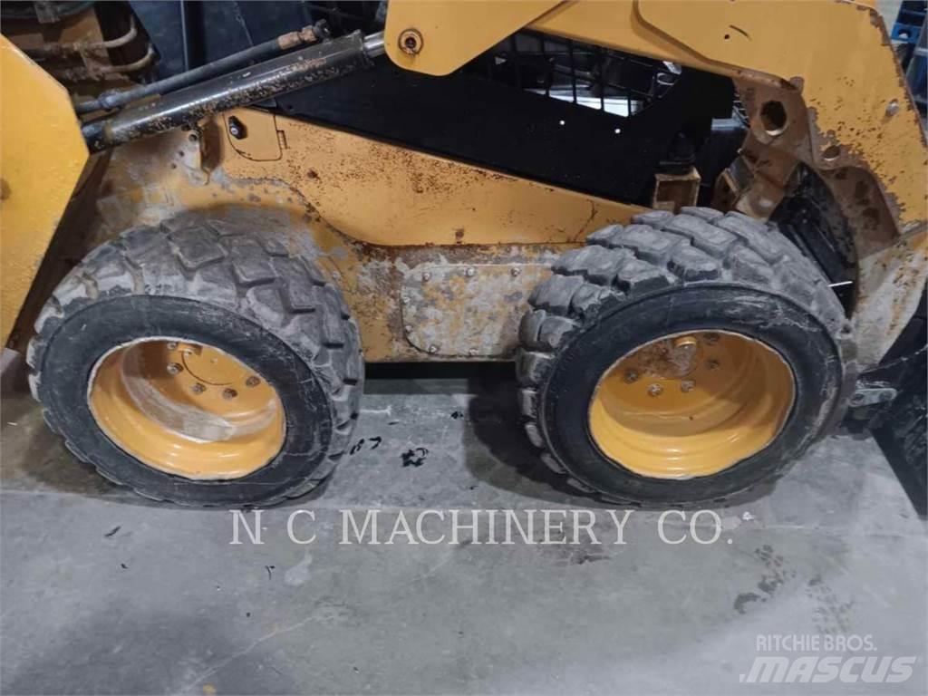 CAT 236D H2CN لوادر انزلاقية التوجيه