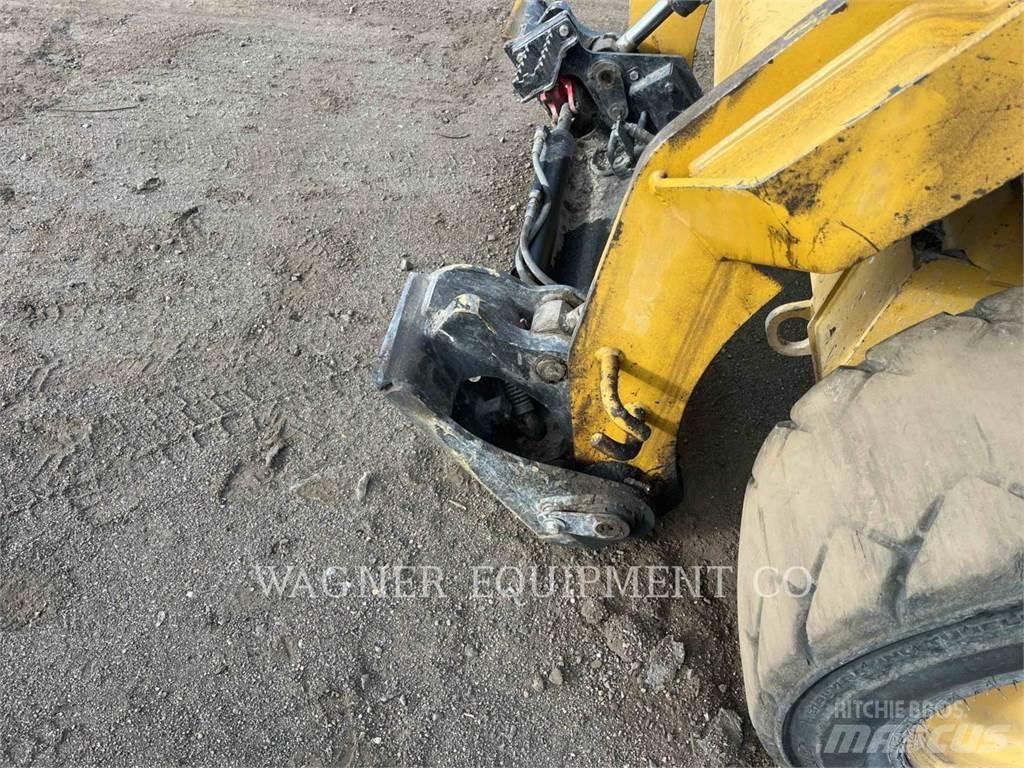 CAT 236D HF لوادر انزلاقية التوجيه
