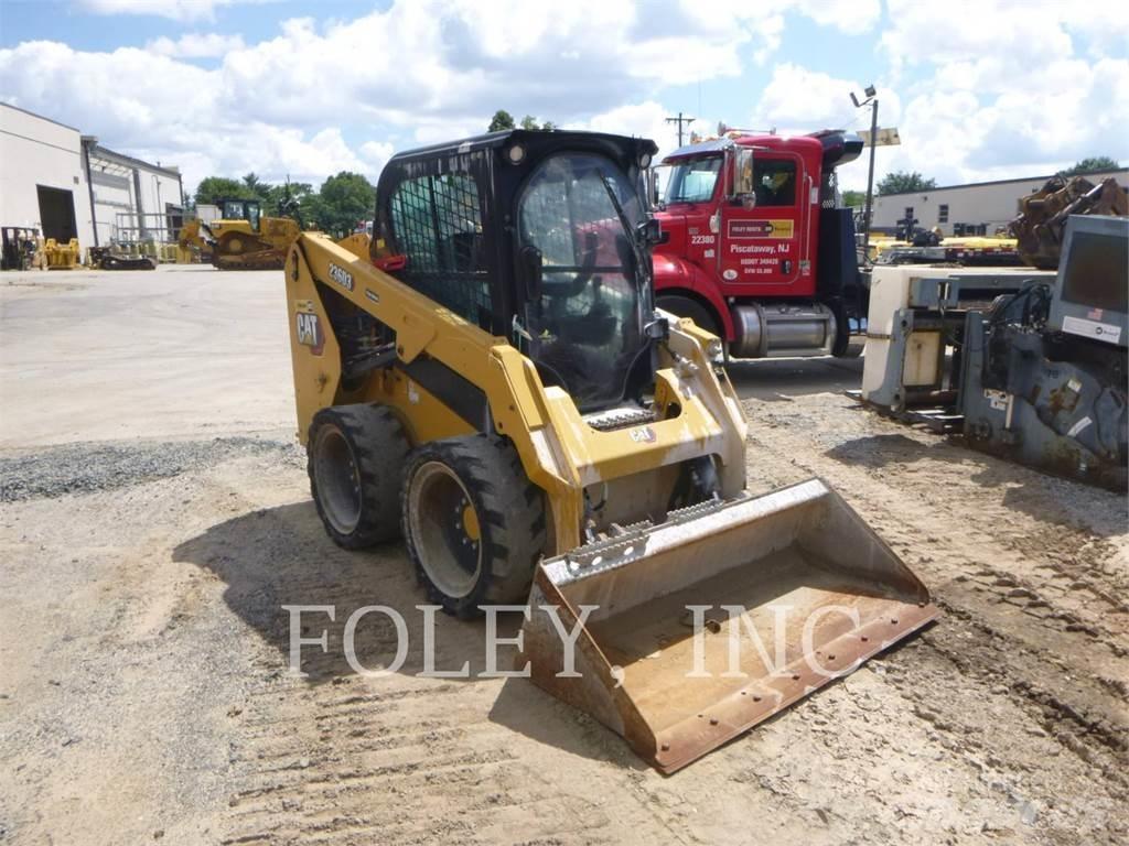 CAT 236D3 لوادر انزلاقية التوجيه