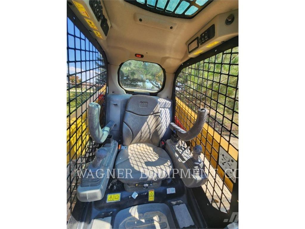 CAT 236D3 لوادر انزلاقية التوجيه