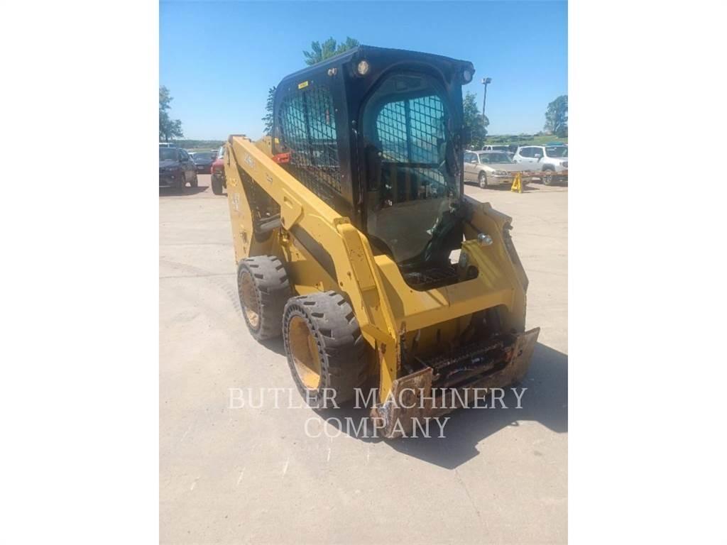 CAT 236D3 لوادر انزلاقية التوجيه