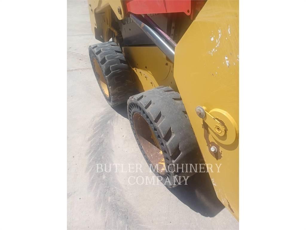 CAT 236D3 لوادر انزلاقية التوجيه