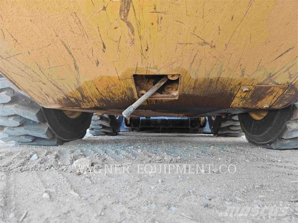 CAT 236D3 لوادر انزلاقية التوجيه