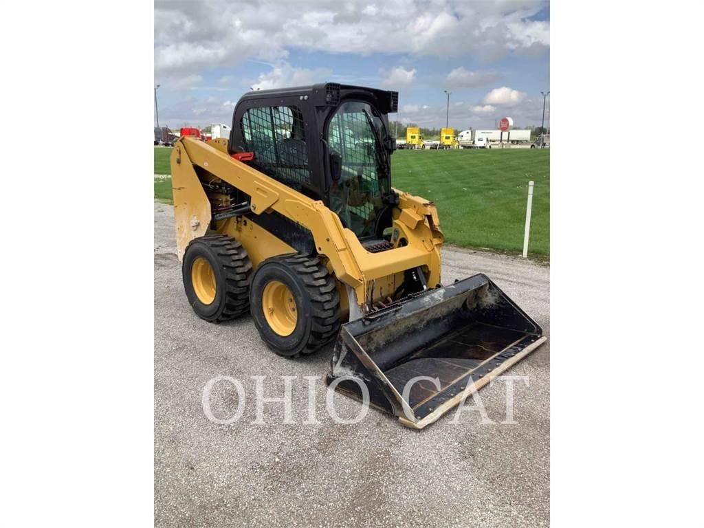 CAT 236D3 لوادر انزلاقية التوجيه