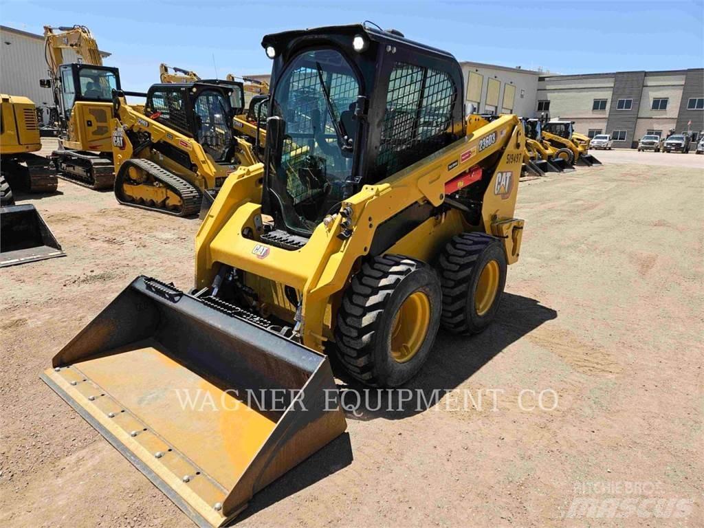 CAT 236D3 لوادر انزلاقية التوجيه