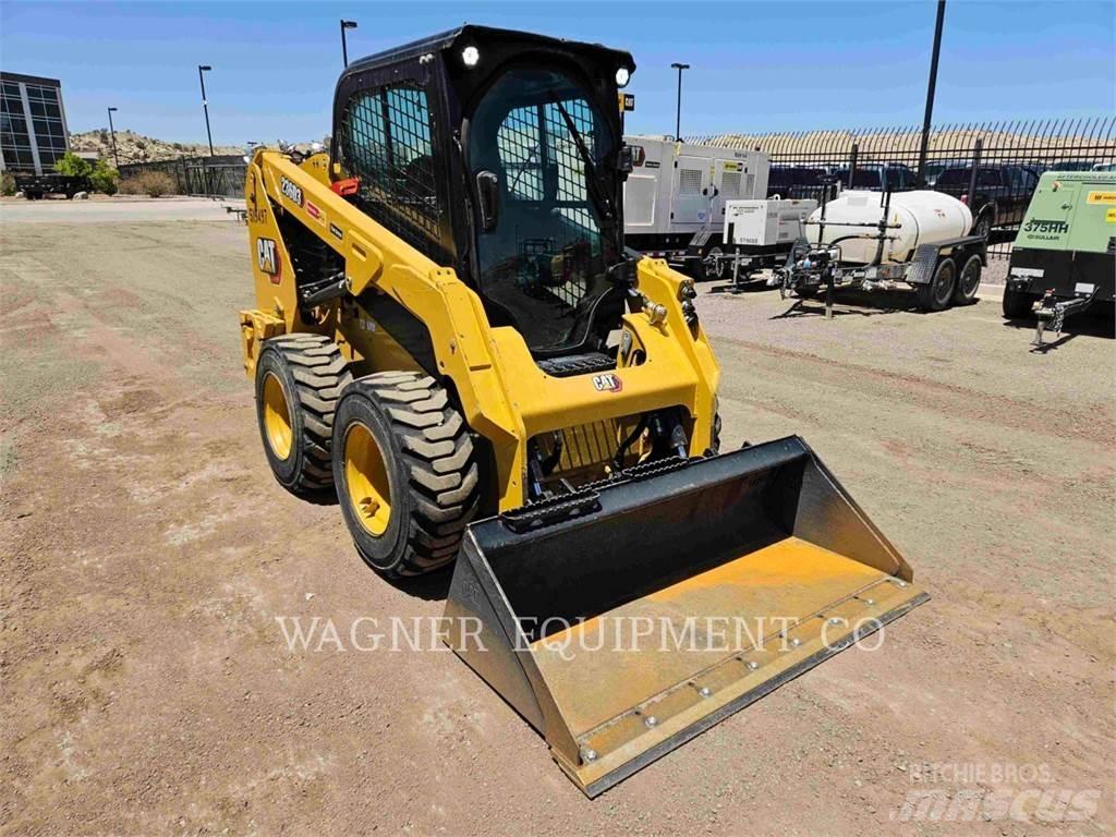 CAT 236D3 لوادر انزلاقية التوجيه