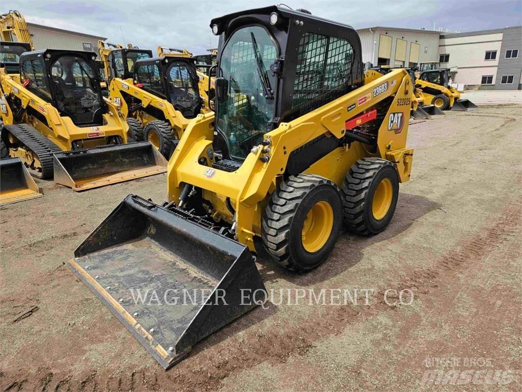 CAT 236D3 لوادر انزلاقية التوجيه