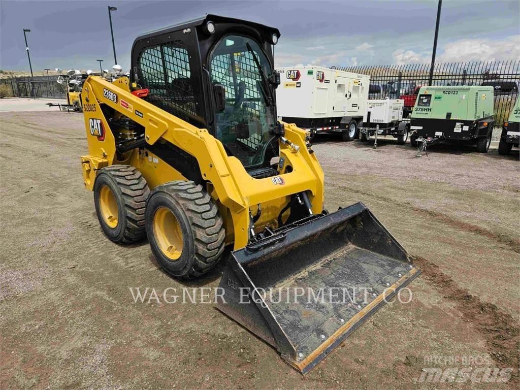 CAT 236D3 لوادر انزلاقية التوجيه