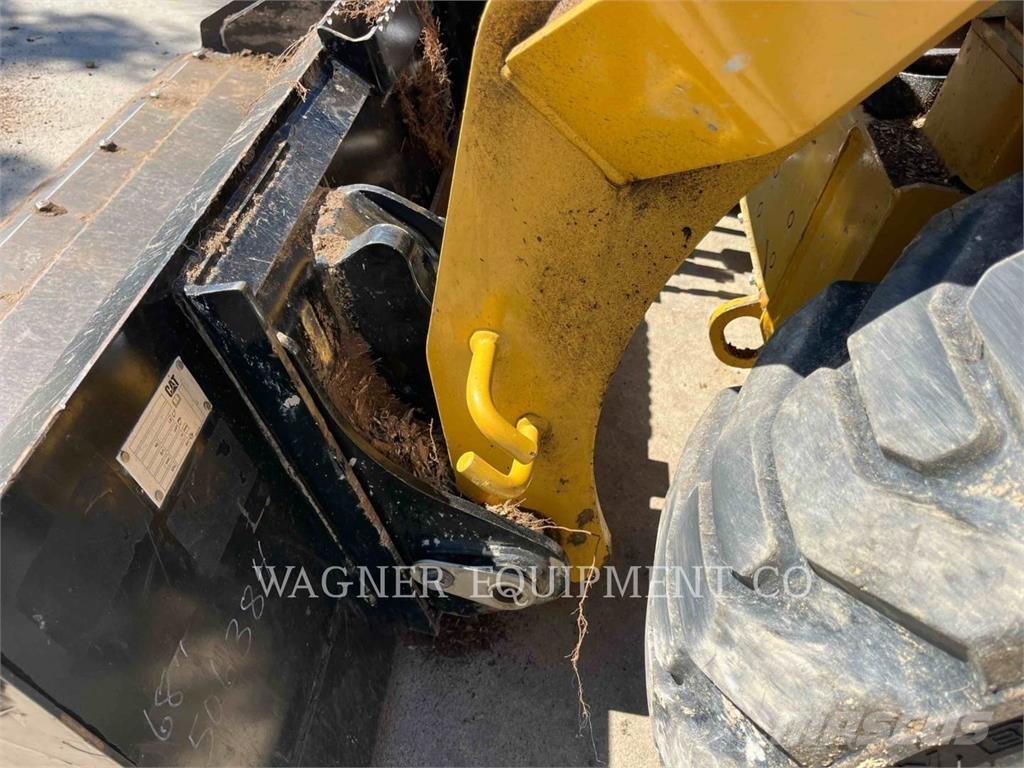 CAT 236D3 لوادر انزلاقية التوجيه