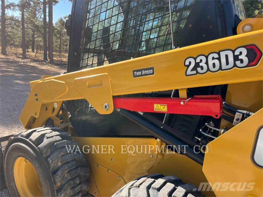 CAT 236D3 لوادر انزلاقية التوجيه