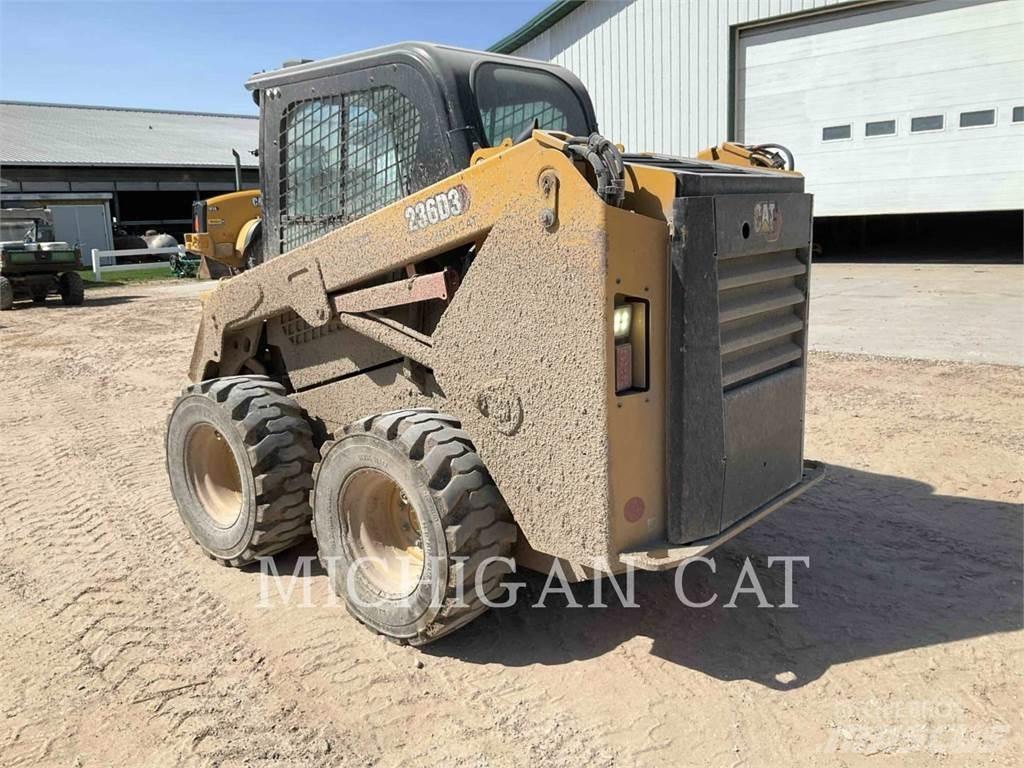 CAT 236D3 A2Q لوادر انزلاقية التوجيه