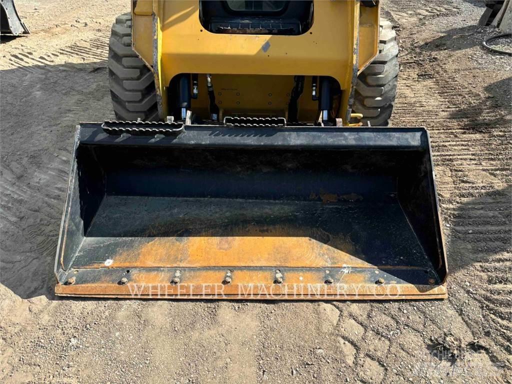 CAT 236D3 C3H2 لوادر انزلاقية التوجيه