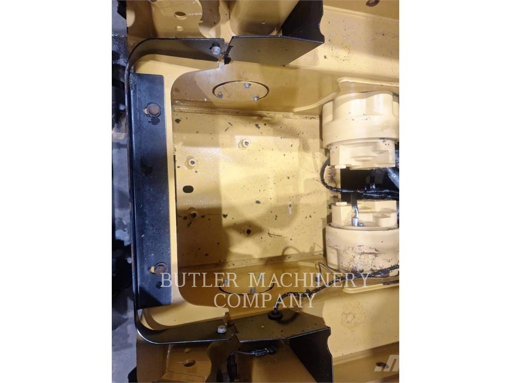 CAT 236D3 C3H2 لوادر انزلاقية التوجيه