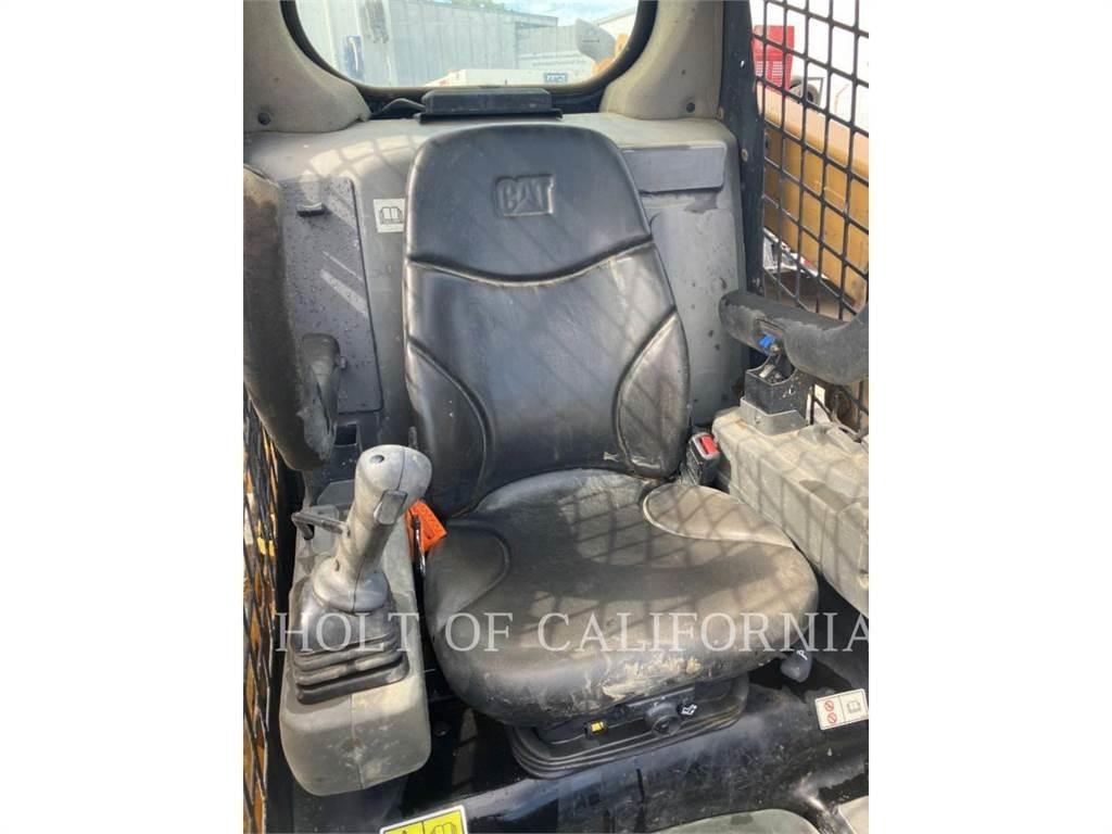CAT 239 لوادر انزلاقية التوجيه