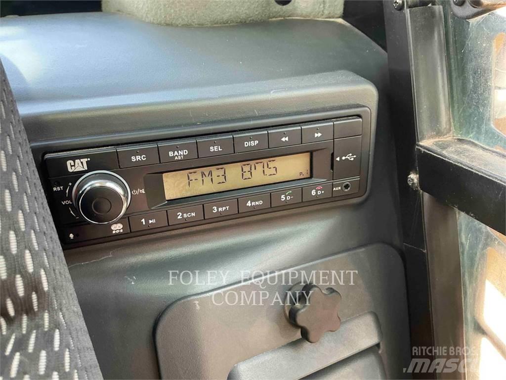CAT 239D3 لوادر انزلاقية التوجيه