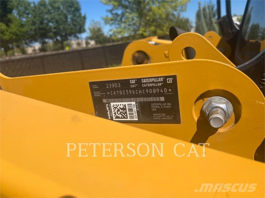 CAT 239D3 لوادر انزلاقية التوجيه
