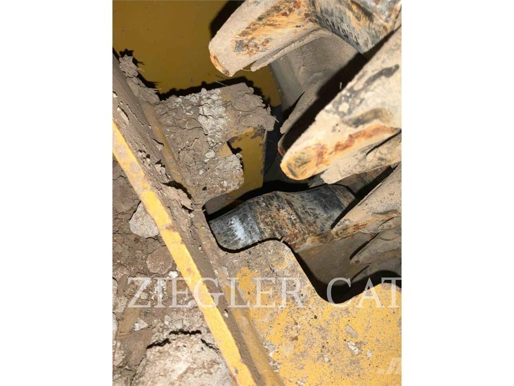 CAT 239D3 لوادر زحافة