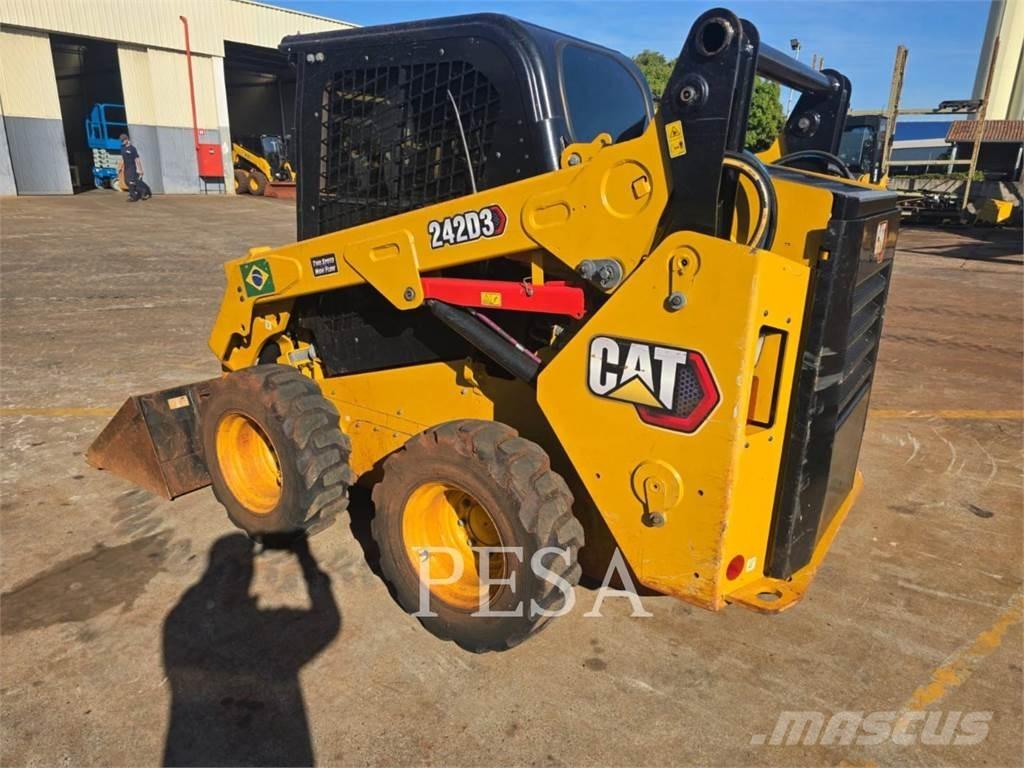 CAT 242 D لوادر انزلاقية التوجيه