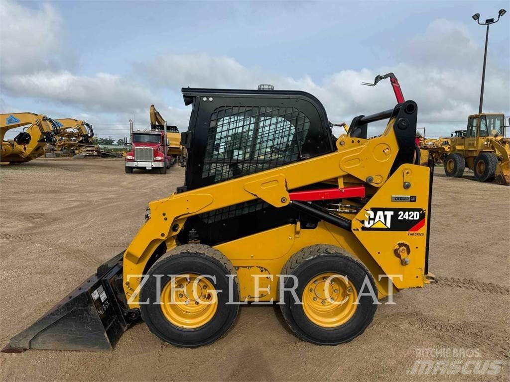 CAT 242D لوادر انزلاقية التوجيه