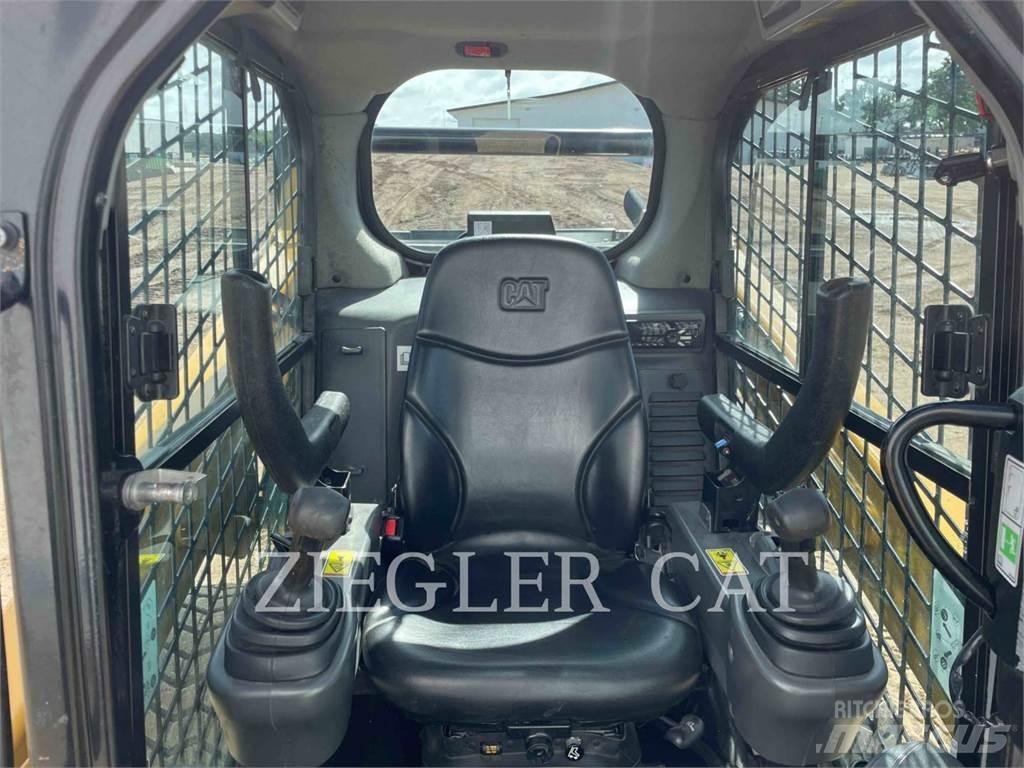 CAT 242D لوادر انزلاقية التوجيه