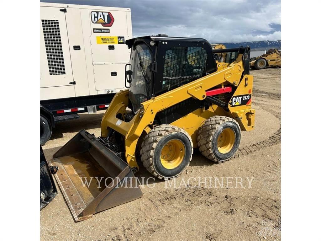 CAT 242D لوادر انزلاقية التوجيه