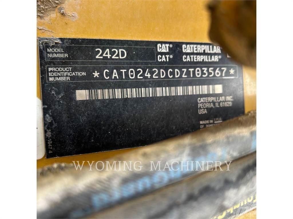 CAT 242D لوادر انزلاقية التوجيه