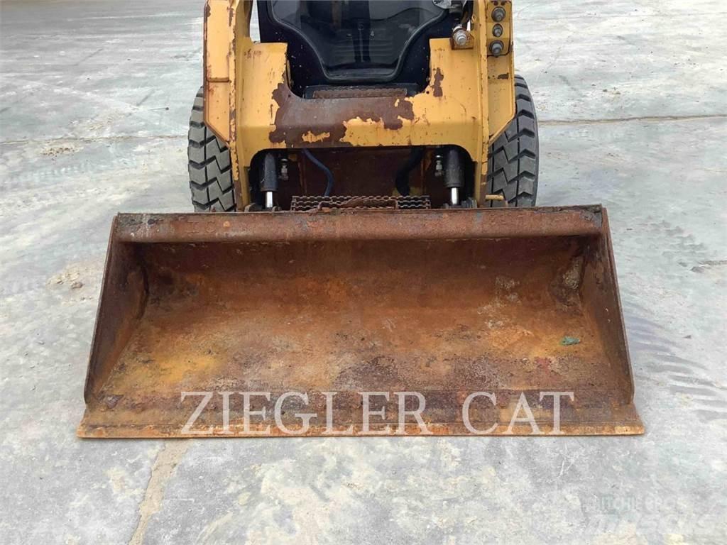 CAT 242D لوادر انزلاقية التوجيه