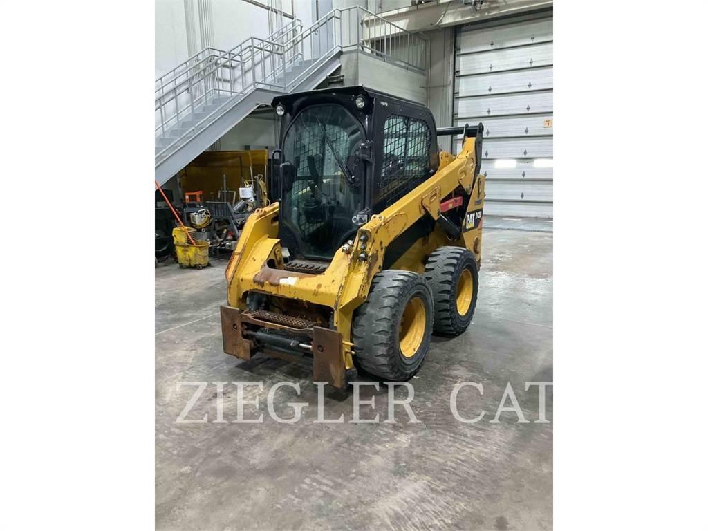 CAT 242D لوادر انزلاقية التوجيه