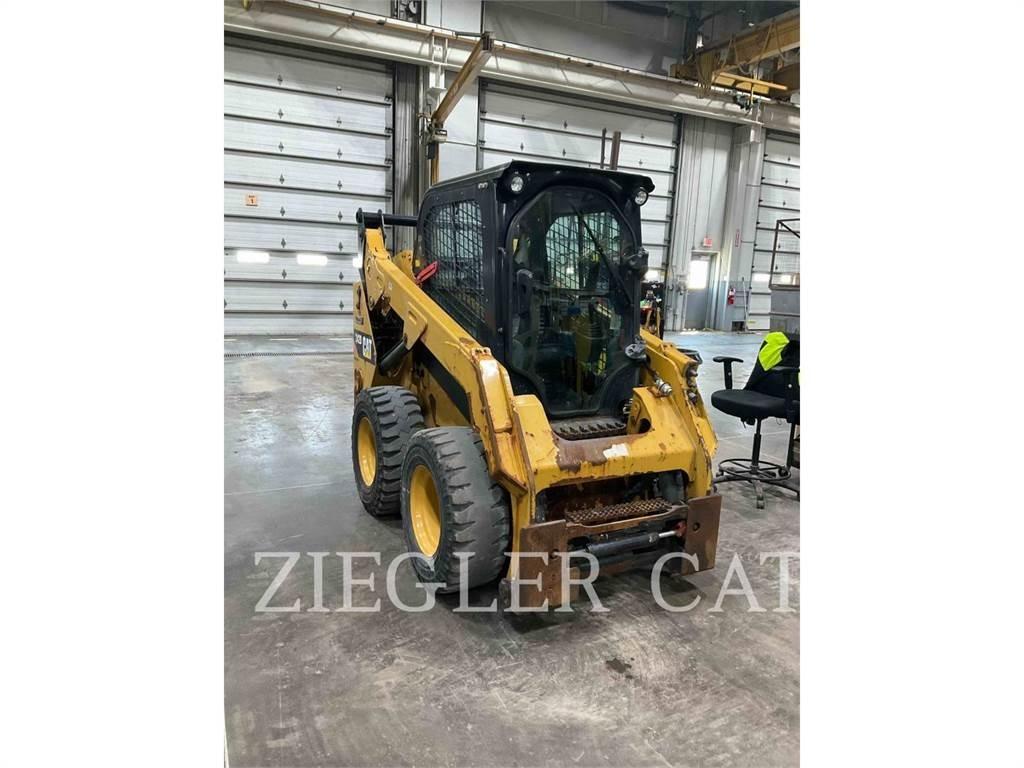 CAT 242D لوادر انزلاقية التوجيه
