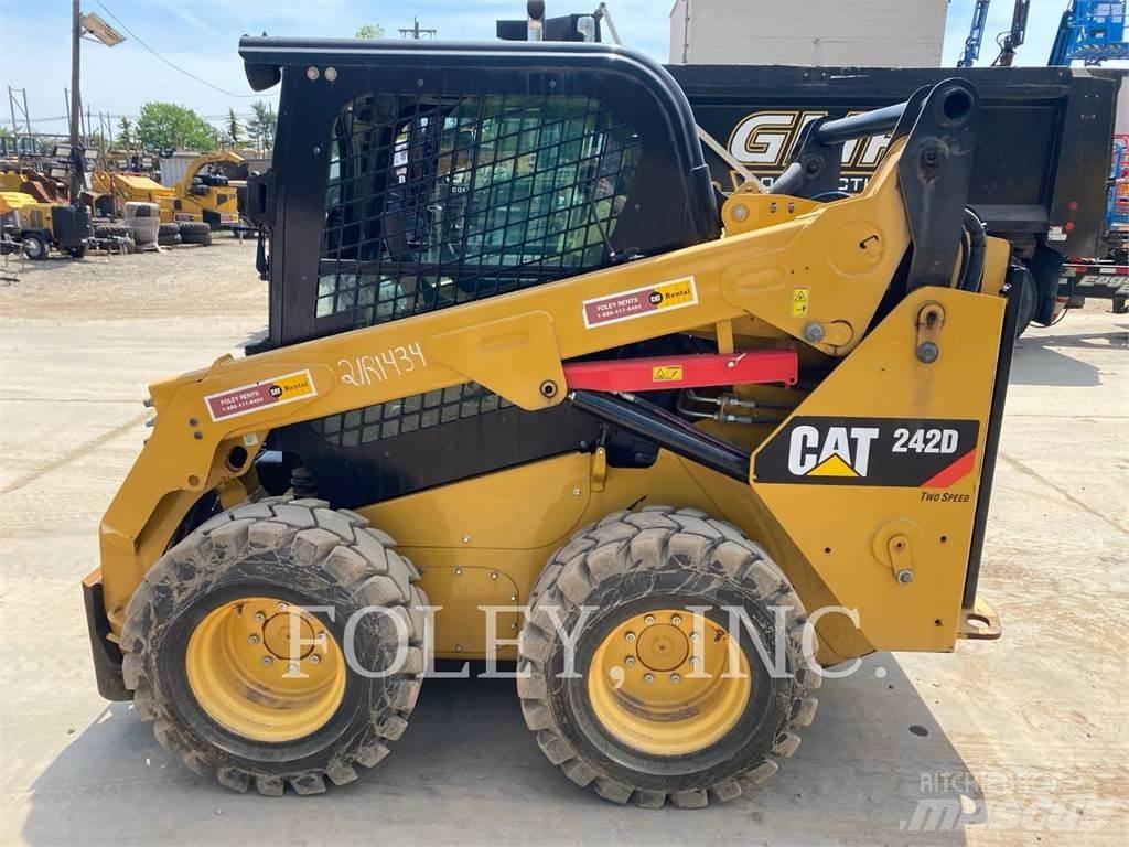 CAT 242D لوادر انزلاقية التوجيه