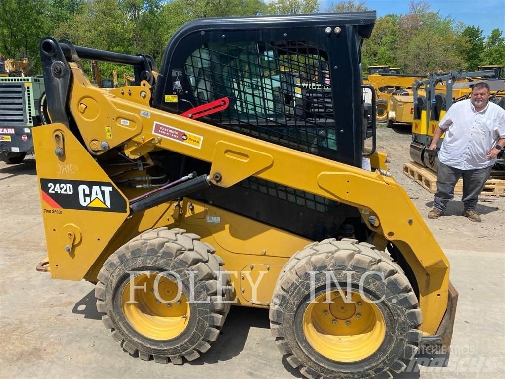 CAT 242D لوادر انزلاقية التوجيه
