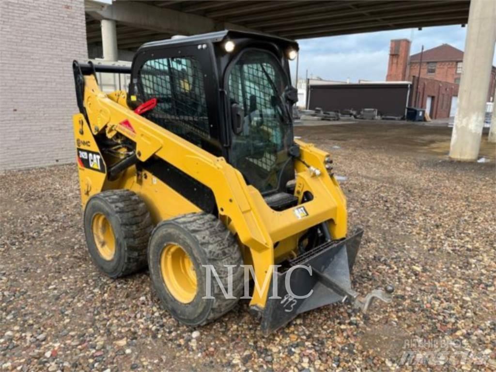 CAT 242D لوادر انزلاقية التوجيه