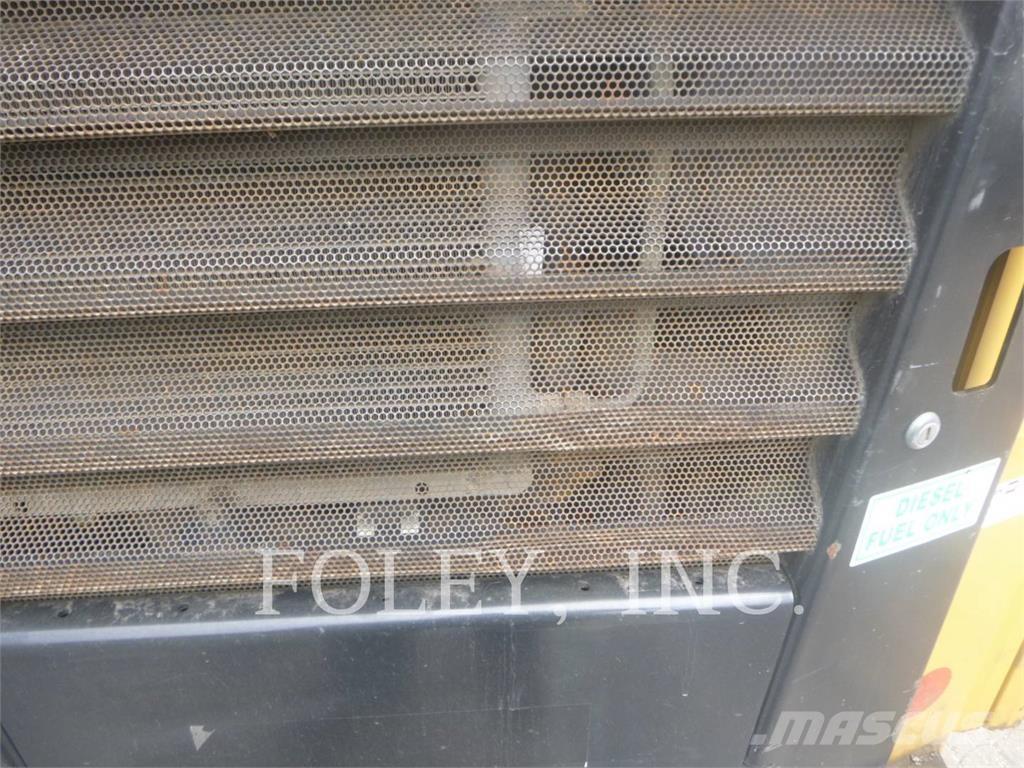 CAT 242D لوادر انزلاقية التوجيه