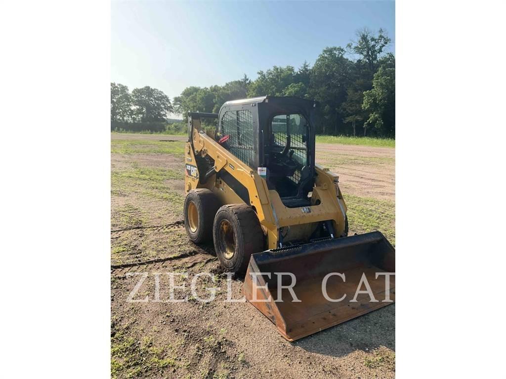 CAT 242D لوادر انزلاقية التوجيه