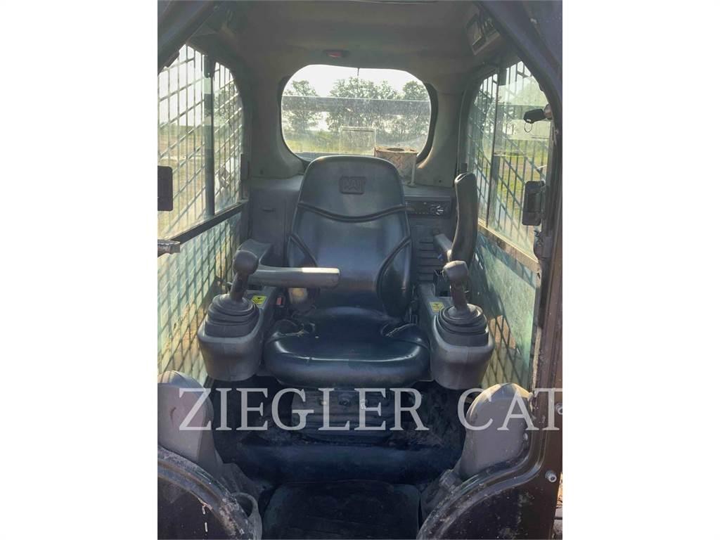 CAT 242D لوادر انزلاقية التوجيه