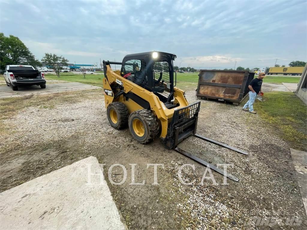 CAT 242D لوادر انزلاقية التوجيه