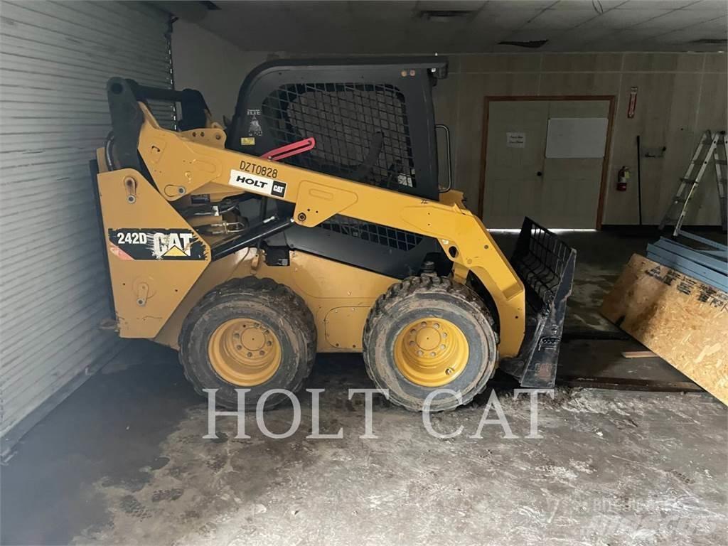 CAT 242D لوادر انزلاقية التوجيه