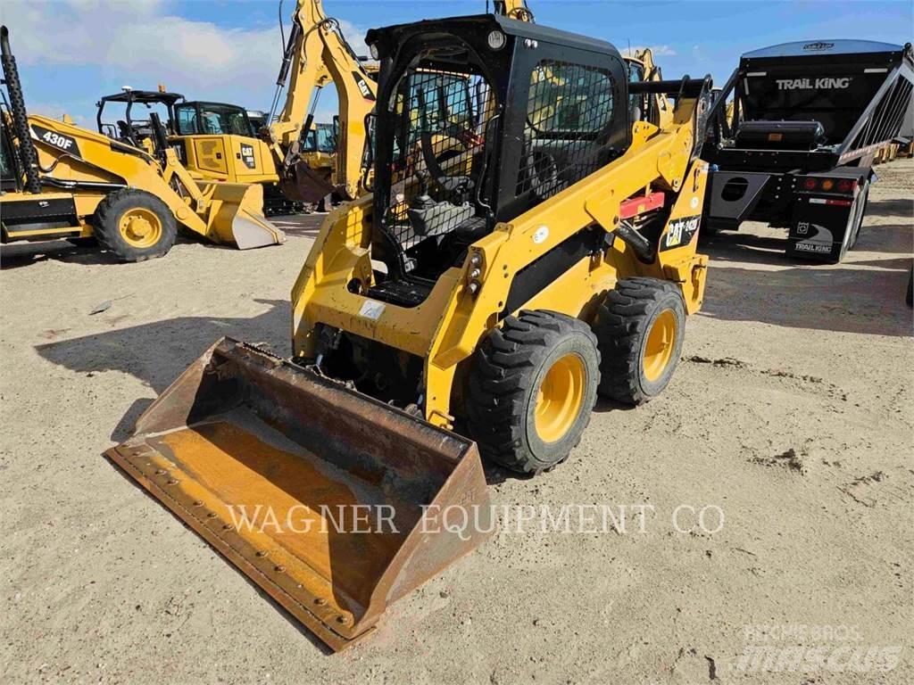 CAT 242D لوادر انزلاقية التوجيه