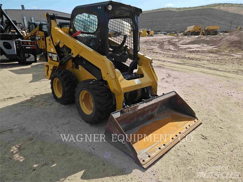 CAT 242D لوادر انزلاقية التوجيه