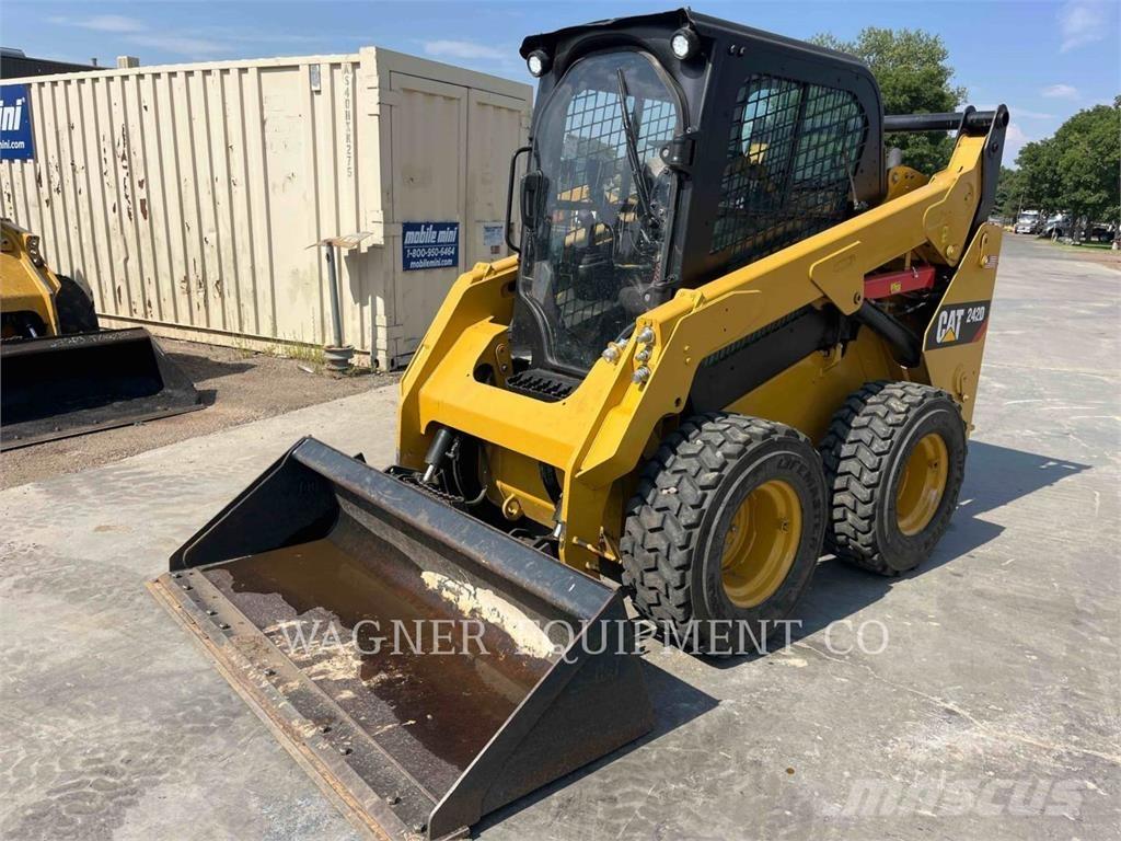 CAT 242D لوادر انزلاقية التوجيه