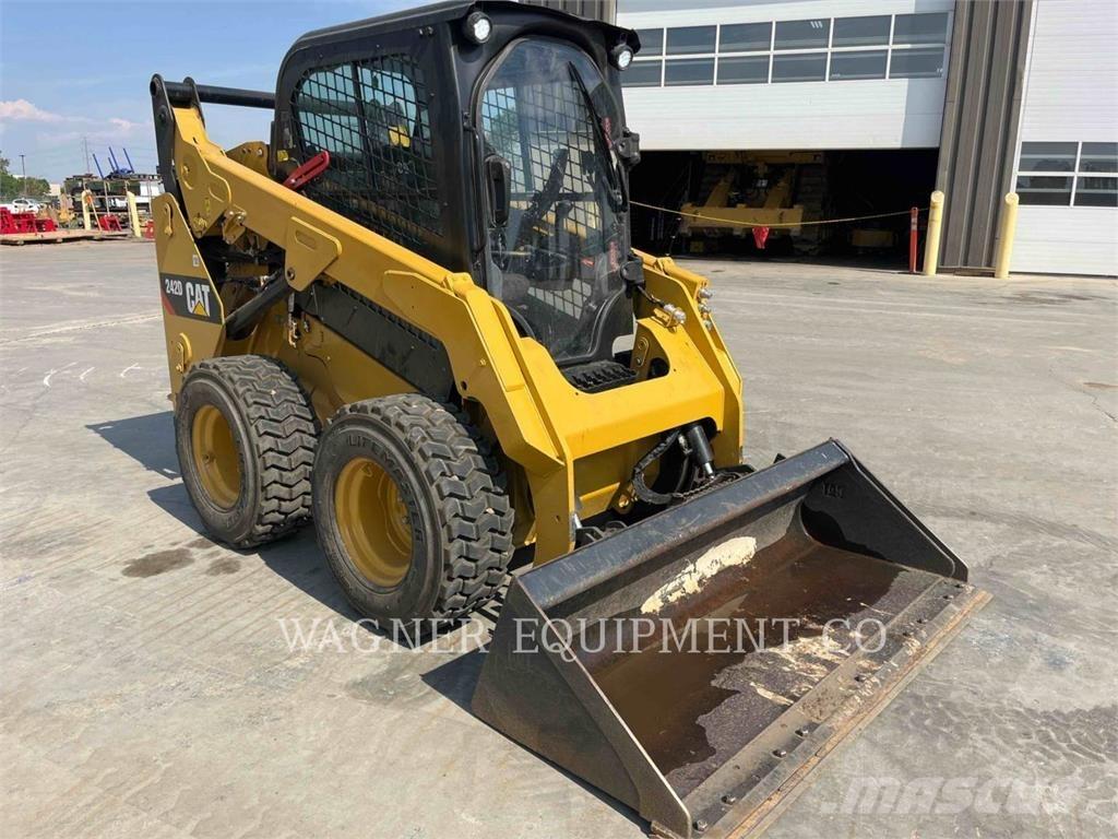 CAT 242D لوادر انزلاقية التوجيه